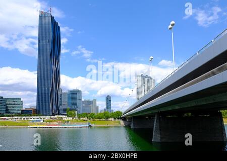 VIENNE, AUTRICHE - 9 JUILLET 2019 : vue sur la ville de Donau, vue depuis la rive droite du Danube, près du pont Empire. DC-Tower est le plus haut Skyscra Banque D'Images