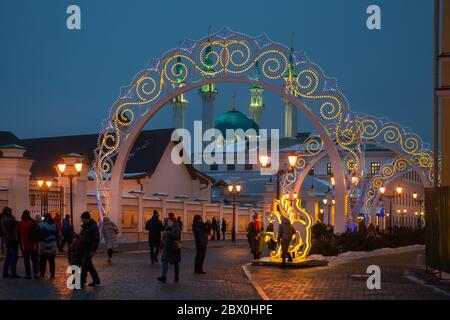 KAZAN, RUSSIE - JANVIER 3 2020 : passage de Sheinkman dans le Kremlin de Kazan décoré pour les vacances du nouvel an lors d'une soirée d'hiver nuageux Banque D'Images