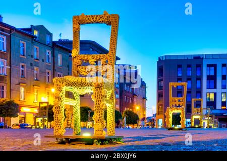 Chaises commémoratives sur la place des héros du ghetto, Cracovie, Pologne Banque D'Images