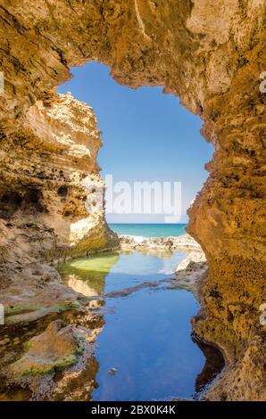 Vue à travers le tunnel naturel de la Grotto, près de Port Campbell, Shipwreck Coast, Great Ocean Road, Victoria, Australie Banque D'Images