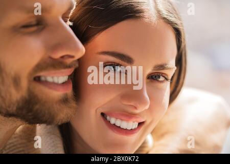 Gros plan d'un jeune couple heureux Banque D'Images