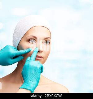 Traitement de rajeunissement pour femmes. Le médecin en gants touche le visage de la femme. La cosmétologie joli portrait. Patient par injection de nez facial Banque D'Images