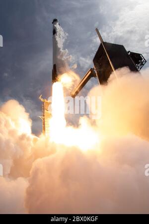 KENNEDY SPACE CENTER, États-Unis - 30 mai 2020 - la fusée SpaceX Falcon 9 transportant le vaisseau spatial Crew Dragon de la société est lancée à partir du Launch Complex 39A Banque D'Images