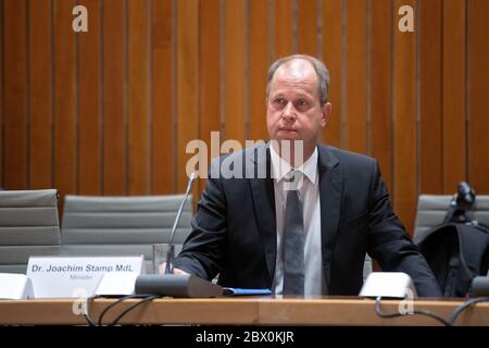 Düsseldorf, Allemagne. 04e juin 2020. Joachim Stamp (FDP), Vice-Premier Ministre de la Rhénanie-du-Nord-Westphalie et Ministre de l'enfance, de la famille, des réfugiés et de l'intégration attend le début de la réunion. Après le décès d'un enfant de centre de garderie de trois ans, le bureau de protection de la jeunesse de l'État doit faire rapport sur les incidents survenus au centre de garderie de Viersen lors d'une réunion spéciale du comité pour la famille, les enfants et les jeunes. Credit: Federico Gambarini/dpa/Alay Live News Banque D'Images