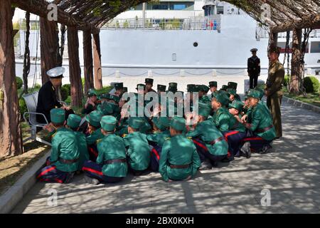 Pyongyang, Corée du Nord - 2 mai 2019 : Musée de la victoire. Un vétéran de la guerre de corée parle de guerre aux cadets d'une école militaire Banque D'Images