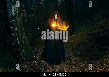 Gardien de forêt fonte magique du feu . Dark FANTASY Banque D'Images