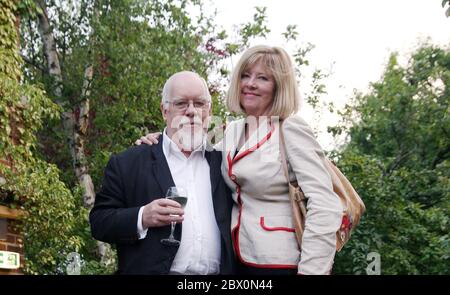 L'artiste Sir Peter Blake et sa femme Chrissy lors de la projection de la première au-delà de Biba à Kensington Roof Gardens Londres Banque D'Images