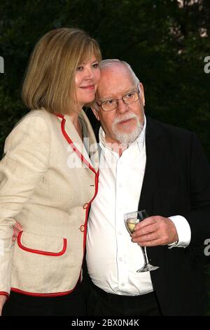 L'artiste Sir Peter Blake et sa femme Chrissy lors de la projection de la première au-delà de Biba à Kensington Roof Gardens Londres Banque D'Images