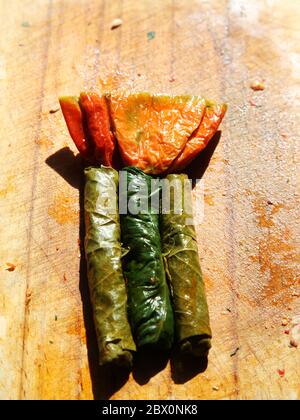 Poivrons rouges et aubergines séchés, farcis avec de la viande hachée, du riz, des herbes et des épices de dinde. Poivrons farcis, une cuisine turque traditionnelle à Gaziant Banque D'Images