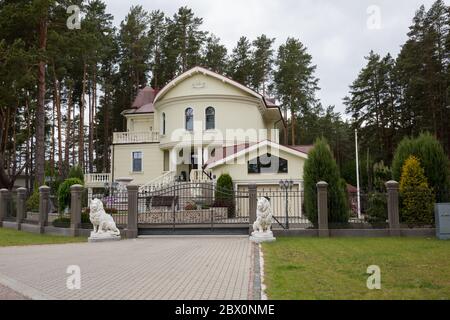 Ville de Carnikava, Lettonie. Maison de séjour et rue. Fenêtres et jardin vert.03.06.2020 Banque D'Images