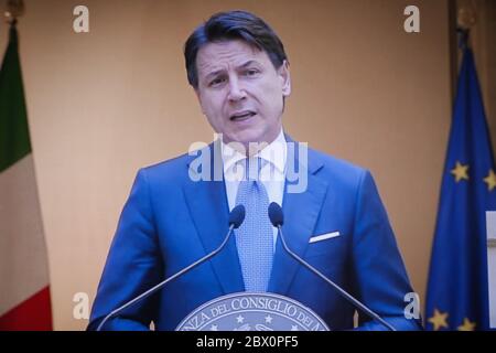 Conférence de presse de Giuseppe Conte, qui permet de voyager entre les régions et d'ouvrir des frontières internationales après le verrouillage de la COVID-19. Banque D'Images