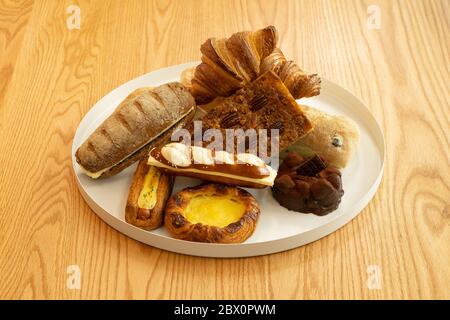 une assiette de différents types de pain Banque D'Images