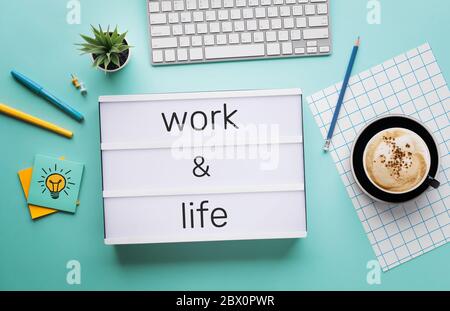 Concepts de travail et de vie avec texte sur la boîte de lumière sur la table de bureau dans le bureau à domicile.émotion positive à la réussite.corps sain Banque D'Images