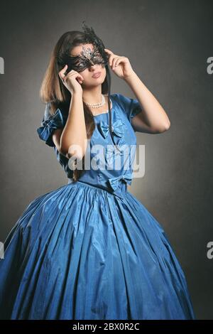 Belle femme portant un masque noir et bleu élégant costume . Portrait de carnaval de Venise Banque D'Images