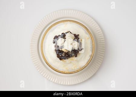 TopView et Bingsu. Il est adzuki-bean pâte, lait, crème glacée, gâteau de riz collant, cocktail de fruits, et des choses comme ça sur la glace rasée. C'est doux et agréable Banque D'Images