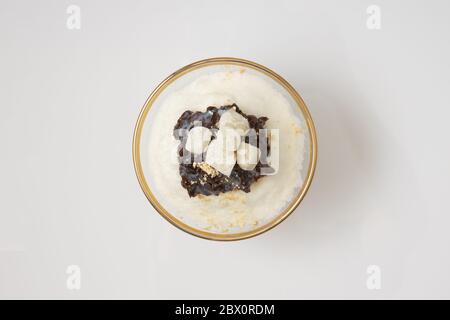 TopView et Bingsu. Il est adzuki-bean pâte, lait, crème glacée, gâteau de riz collant, cocktail de fruits, et des choses comme ça sur la glace rasée. C'est doux et agréable Banque D'Images