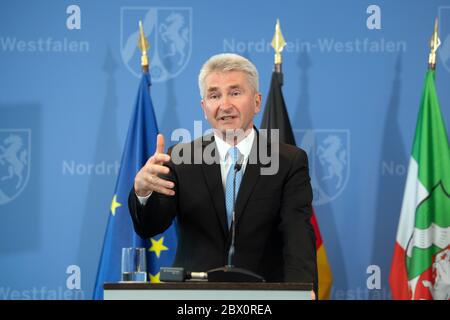 Düsseldorf, Allemagne. 04e juin 2020. Andreas Pinkwart (FDP), ministre de l'économie de la Rhénanie-du-Nord-Westphalie, prend la parole lors d'une conférence de presse. Pinkwart a fourni des renseignements sur le plan de relance économique du gouvernement fédéral et sur les mesures prises en Rhénanie-du-Nord-Westphalie. Credit: Federico Gambarini/dpa/Alay Live News Banque D'Images