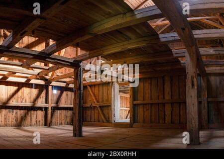 Intérieur de grande ancienne grange allemande en bois pendant la rénovation, donnant sur le plancher central Banque D'Images