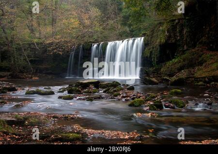 Sgwd Ddwli Uchaf ou Upper Gushing Falls sur la rivière Neath dans le parc national de Brecon Beacons, Galles du Sud, Royaume-Uni Banque D'Images