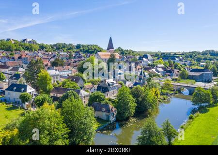 France, Indre et Loire, Preuilly sur Claise, village, église abbatiale Saint-Pierre et pont sur la rivière Claisse (vue aérienne) // France, Indre-et Banque D'Images