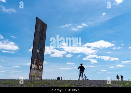 Walker, poussette, sculpture de Richard Serra, dalle pour la région de la Ruhr sur le slagheap Schurenbach, Essen, Allemagne, Banque D'Images