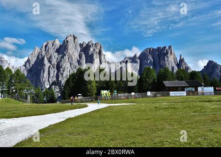 Vue spectaculaire sur la chaîne de montagnes de Catinaccio, vue depuis Ciampedie, Val di Fassa, Italie Banque D'Images