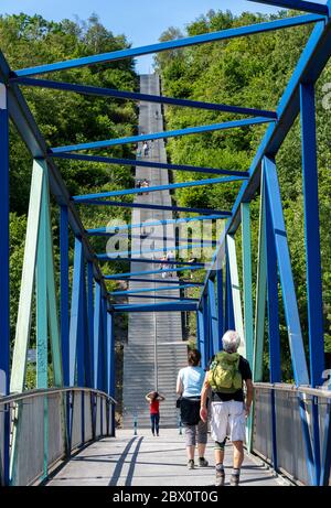 Montée par les escaliers jusqu'au slagheap à Beckstrasse, Tetraeder slagheap, randonneurs, randonneurs, Bottrop, Allemagne, Banque D'Images