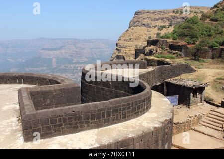 Murs et bastion du fort Raigad, Raigad, Maharashtra, Inde. Fort majestueux de Chhatrapati Shivaji, 350 ans, avec 1737 marches à monter, 1,300 acres an Banque D'Images