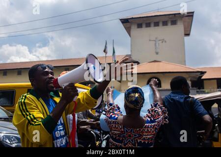 Lagos, Nigeria. Les membres des communautés riveraines de célébrer sa victoire juridique à l'extérieur de la Haute Cour d'État de Lagos. Dans une décision sans précédent, la Haute Cour d'État de Lagos conclut waterfront expulsions inconstitutionnelle, a ordonné à la consultation et de la réinstallation et retient plus d'expulsions forcées par le gouvernement d'État de Lagos. Le 21 juin 2017. Banque D'Images