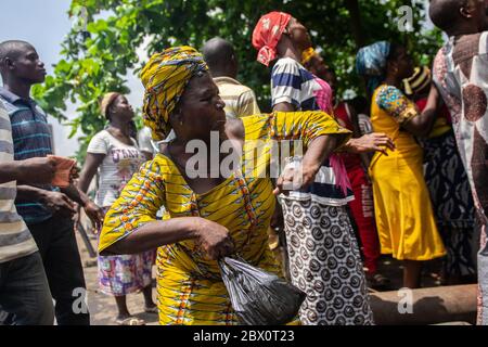 Lagos, Nigeria. Une femme de l'un des communautés riveraines de Lagos' célébrant leur victoire juridique à l'extérieur de la Haute Cour d'État de Lagos. Dans une décision sans précédent, la Haute Cour d'État de Lagos conclut waterfront expulsions inconstitutionnelle, a ordonné à la consultation et de la réinstallation et retient plus d'expulsions forcées par le gouvernement d'État de Lagos. Le 21 juin 2017. Banque D'Images