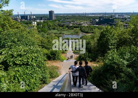 Montée par les escaliers jusqu'au slagheap à Beckstrasse, Tetraeder slagheap, randonneurs, randonneurs, Bottrop, Allemagne, Banque D'Images