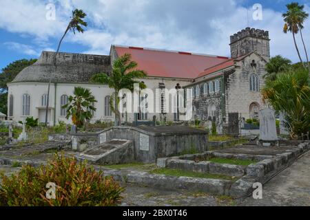 Bridgetown, Barbade, Caraïbes - 22 septembre 2018 : tombes et tombes dans le cimetière devant l'ancienne église anglicane chrétienne. Copier l'espace Banque D'Images