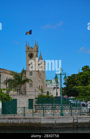 Bridgetown, Barbade, Caraïbes - 22 septembre 2018 : vue panoramique sur le centre-ville et le Parlement depuis le côté de l'eau. Copier l'espace. Verticale Banque D'Images