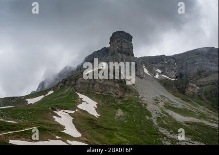 Gipfel des Glätten am Klausenpass dans Wolken und Nebel Banque D'Images