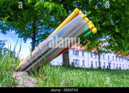Putbus, Allemagne. 24 mai 2020. Un faisceau de conduits vides de couleur pour la pose ultérieure de câbles à fibres optiques peut être vu à Putbus sur l'île Baltique de Rügen. Credit: Jens Büttner/dpa-Zentralbild/ZB/dpa/Alay Live News Banque D'Images