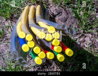 Putbus, Allemagne. 24 mai 2020. Un faisceau de conduits vides de couleur pour la pose ultérieure de câbles à fibres optiques peut être vu à Putbus sur l'île Baltique de Rügen. Credit: Jens Büttner/dpa-Zentralbild/ZB/dpa/Alay Live News Banque D'Images