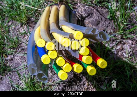 Putbus, Allemagne. 24 mai 2020. Un faisceau de conduits vides de couleur pour la pose ultérieure de câbles à fibres optiques peut être vu à Putbus sur l'île Baltique de Rügen. Credit: Jens Büttner/dpa-Zentralbild/ZB/dpa/Alay Live News Banque D'Images