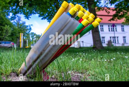 Putbus, Allemagne. 24 mai 2020. Un faisceau de conduits vides de couleur pour la pose ultérieure de câbles à fibres optiques peut être vu à Putbus sur l'île Baltique de Rügen. Credit: Jens Büttner/dpa-Zentralbild/ZB/dpa/Alay Live News Banque D'Images