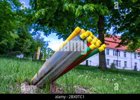 Putbus, Allemagne. 24 mai 2020. Un faisceau de conduits vides de couleur pour la pose ultérieure de câbles à fibres optiques peut être vu à Putbus sur l'île Baltique de Rügen. Credit: Jens Büttner/dpa-Zentralbild/ZB/dpa/Alay Live News Banque D'Images