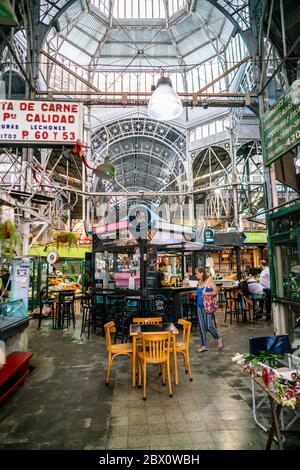 Buenos Aires, Argentine - 19 janvier 2019, les habitants et les touristes shopping, boire et manger au marché San Telmo Banque D'Images