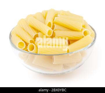 Pâtes rigatoni dans un bol en verre isolé sur fond blanc avec chemin de découpe Banque D'Images