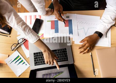 Bureau de l'espace de travail commun avec analyse de démarrage de groupe jusqu'au tableau papier de données sur le bureau. Photo de haute qualité Banque D'Images