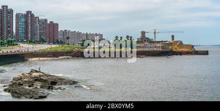 La Rambla Gran Bretana (rue de Grande-Bretagne) avec sur le bord de la Cubo Del sur (South Hub), Montevideo, Uruguay, 26 janvier 2019 Banque D'Images