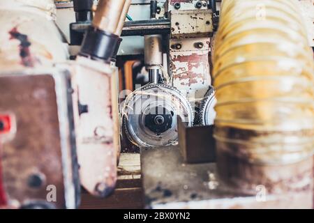 Gros plan vue intérieure - machine à profiler - scierie - production de sciages lamellés collés Banque D'Images