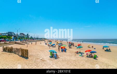 Touristes et locaux appréciant l'été sur playa Carrasco (plage de Carrasco), Montevideo, Uruguay, 27 janvier 2019 Banque D'Images