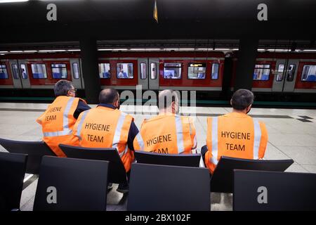 Hambourg, Allemagne. 04e juin 2020. Les membres de l'équipe DB Service hygiène du S-Bahn de Hambourg attendent un train S-Bahn entrant sur une plate-forme à la gare Altona. Lors d'une manifestation médiatique jeudi, S-Bahn, VHH (Verkehrsbetriebe Hamburg-Holstein GmbH) et Hochbahn ont fourni des informations sur les équipes d'hygiène mobiles dans les bus, les trains et aux arrêts. Outre le nettoyage quotidien de tous les véhicules et installations, ils vont désormais prendre des mesures de nettoyage désinfectantes pendant le fonctionnement. Credit: Christian Charisius/dpa/Alay Live News Banque D'Images