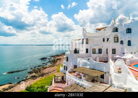 Vue depuis la célèbre Casapueblo, les bâtiments en ciment et stuc blanchis à la chaux près de la ville de Punta Del Este, Uruguay, 28 janvier 2019 Banque D'Images