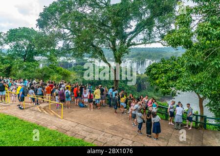 Grand groupe de touristes regardant les chutes d'Iguazu vu du côté brésilien, Iguazu, Brésil, 3 février 2019 Banque D'Images