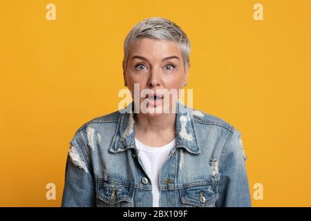 Pas de chemin. Portrait d'une femme d'âge moyen choquée ouvrit la bouche avec étonnement Banque D'Images