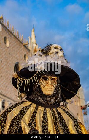 VENISE, ITALIE - 9 FÉVRIER 2013 : personne non identifiée avec masque de carnaval vénitien à Venise, Italie. À 2013, il a lieu du 26 janvier au 1er février Banque D'Images